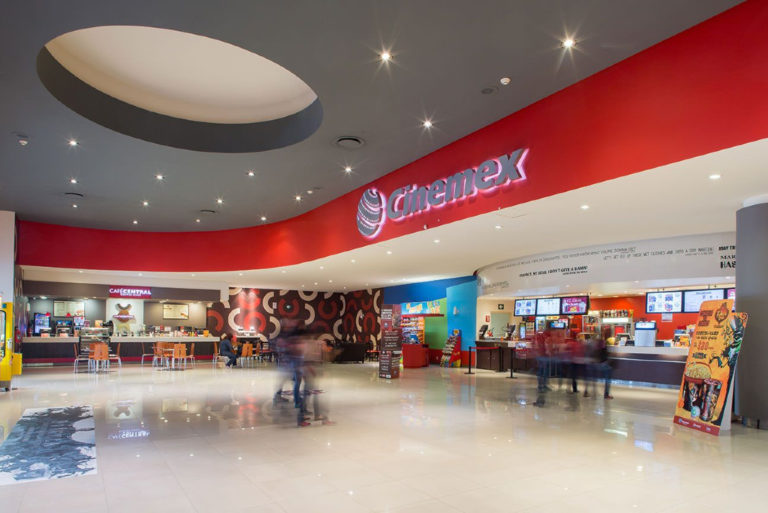 Cinemex desactiva cartelera en web y app; solo hay siete películas para autocinema