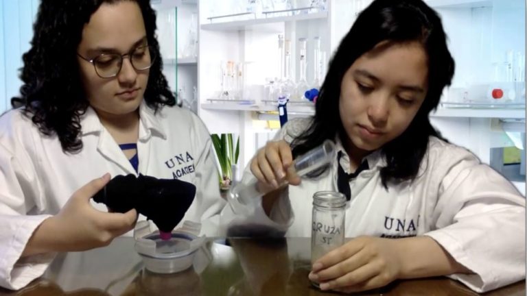 Mujeres luchan por ganar espacios en las disciplinas científicas