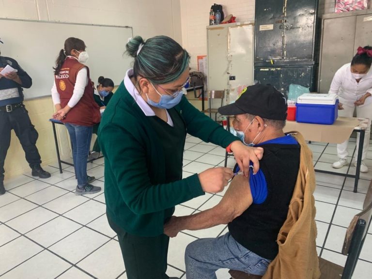 Esperar seis horas y con 90 años por la vacuna, el caso de Don Zenón