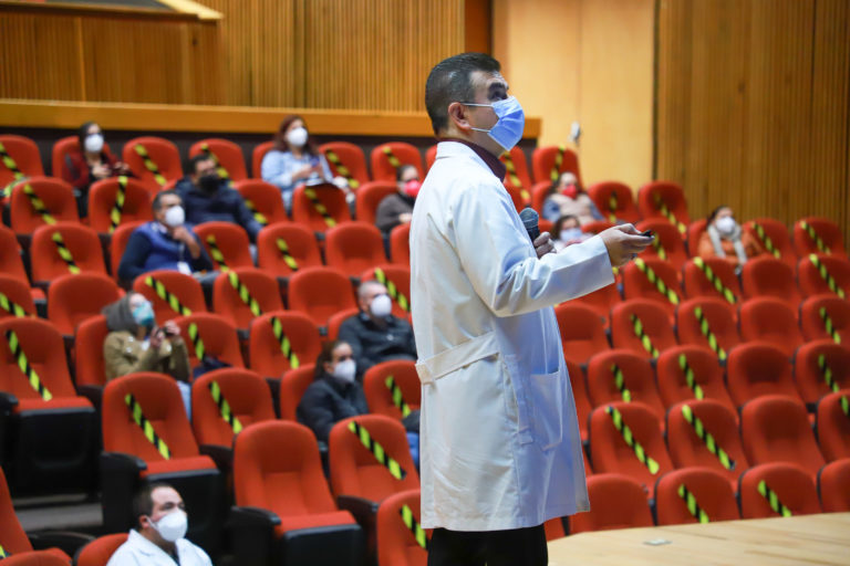 Médicos se capacitan en la UAA para vacunación contra covid-19
