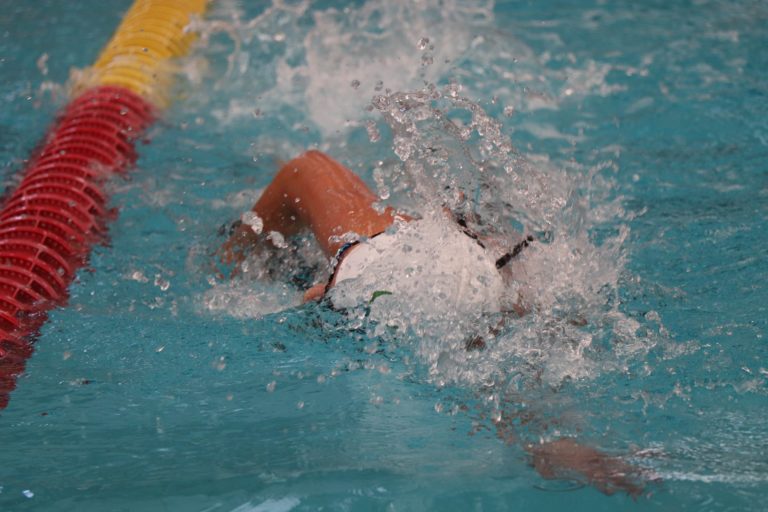 Seleccionados de natación acusan de abandono al presidente de la federación y le exigen una reunión