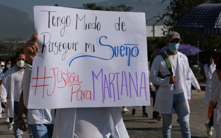 Así de mal se trata a las y los estudiantes de medicina en México