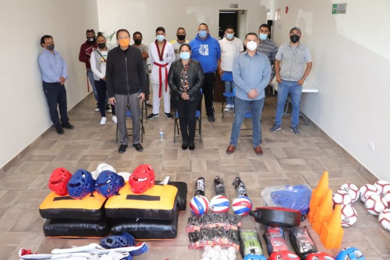 San José de Gracia recibe materiales deportivos por su participación en Olimpiags