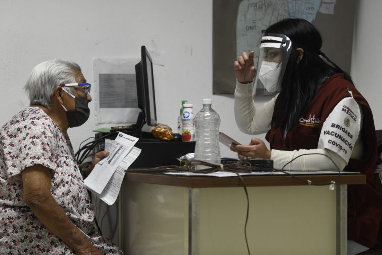 AMLO rechaza uso electoral de credencial del INE en vacunación