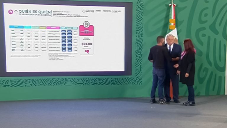 Un hombre burla seguridad de Palacio Nacional y aborda a AMLO en la mañanera