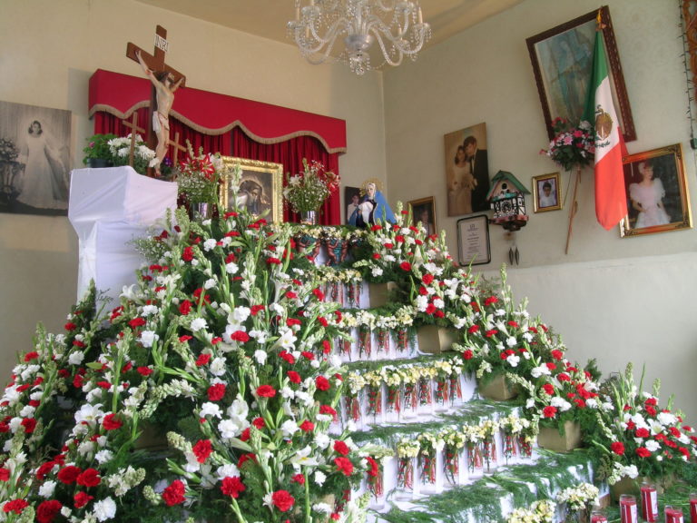 Llora la madre por el hijo muerto en la cruz/ Imágenes de Aguascalientes