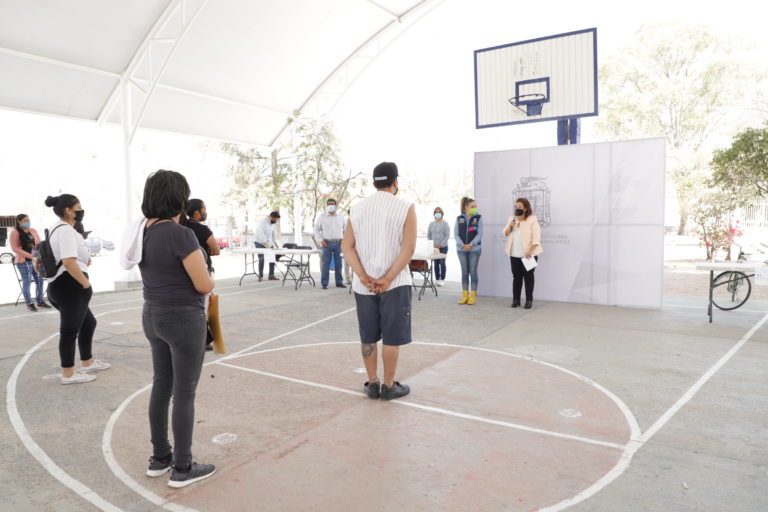 Entrega Municipio de Aguascalientes becas escolares al oriente de la capital