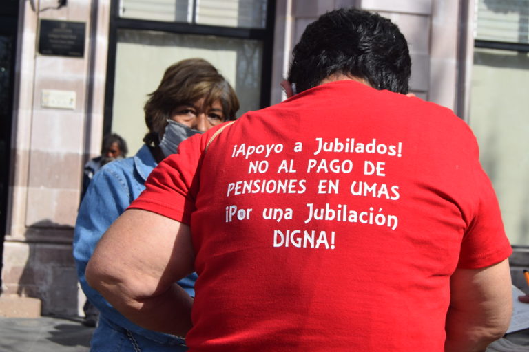 Se manifiestan pensionados del Issste frente al Congreso de Aguascalientes