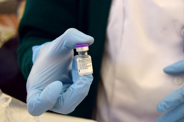 Pfizer inicia pruebas de su vacuna en menores de 12 años