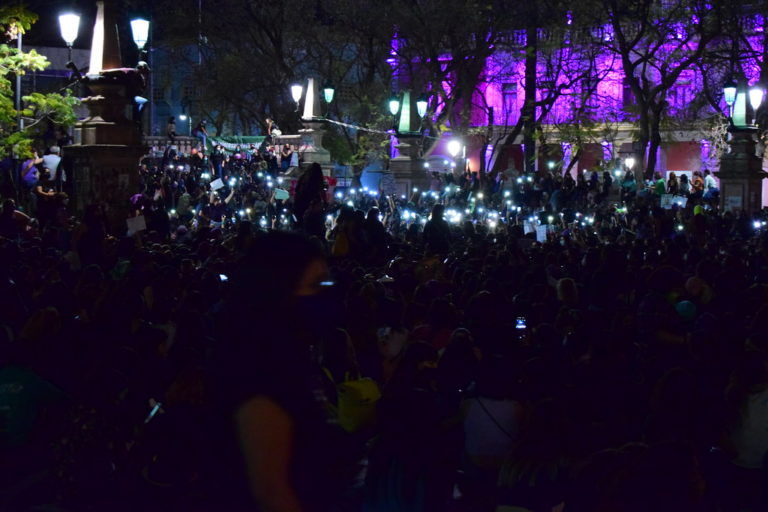 8M Una columna grafitada por mujeres/ De lengua y sesos con todo 