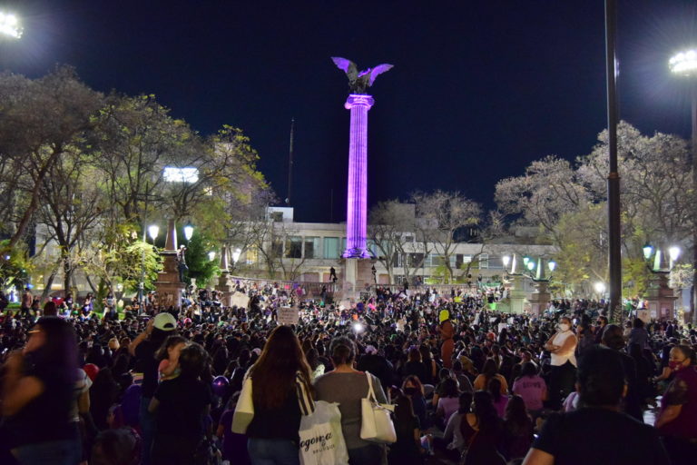 Los movimientos sociales, como el feminista, contribuyen a la democratización de un país