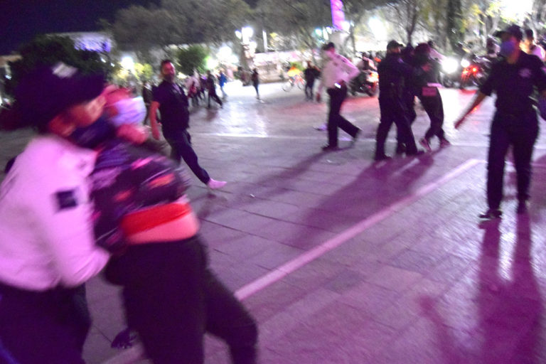 Detienen en Aguascalientes a mujeres manifestantes del 8M