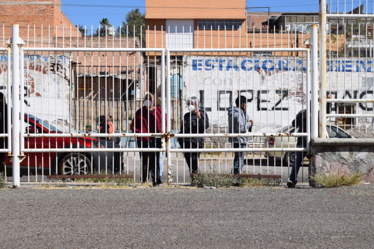 Desorganización, largas filas y falta de vacunas: la segunda jornada de vacunación en la capital