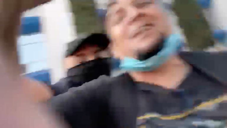 En Aguascalientes un policía y un dueño de puesto de tacos, agreden a reportero