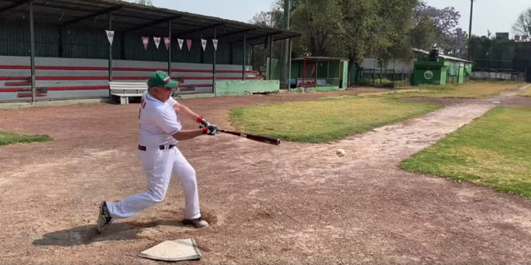 AMLO presume sus dotes de beisból  y comparte sus jugadas en redes sociales