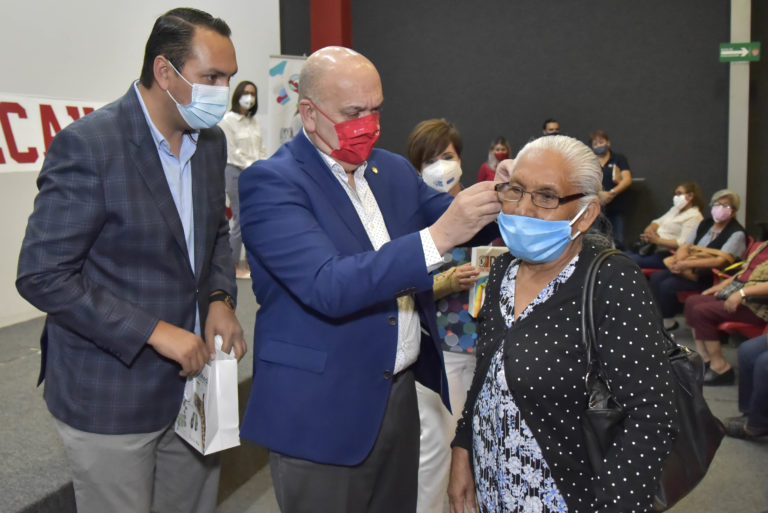 Como parte de la campaña Victorias que se Escuchan, Necaxa entregó aparatos auditivos