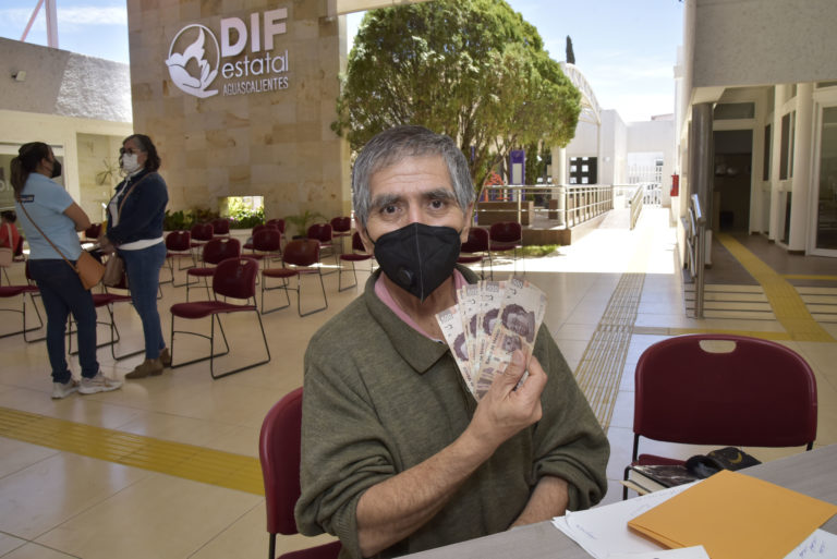 DIF Estatal entrega cuarto apoyo económico a adultos mayores empacadores