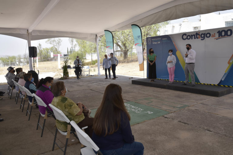 Entrega DIF Estatal lentes gratuitos a adultos mayores