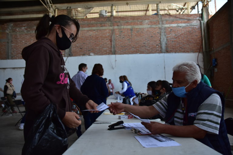 Municipio de Aguascalientes continúa entregando becas escolares