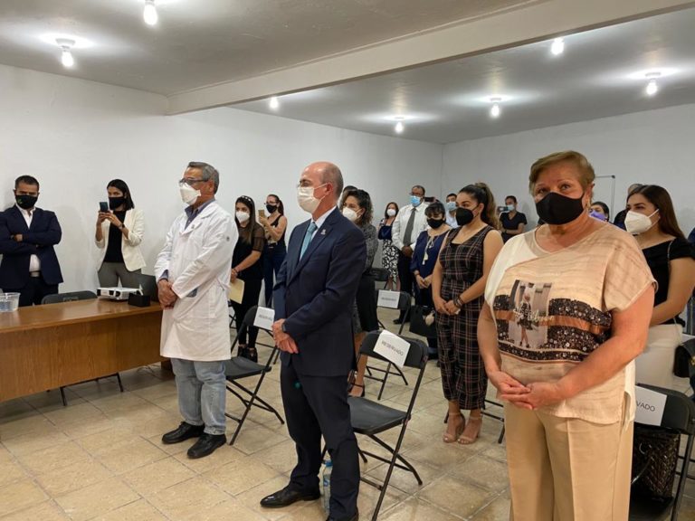Develan placa en el auditorio del Hospital Hidalgo en Aguascalientes