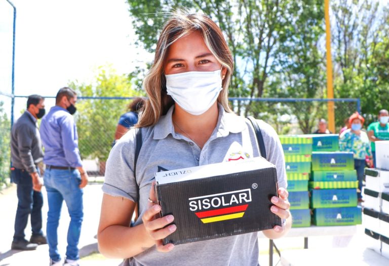 Sisolar, Sedesom y Club Necaxa entregaron zapatos en El Salto de los Salado