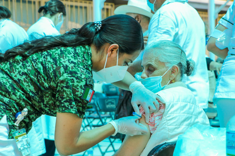 Vacunaron en México a más de 500 mil personas en un solo día; decesos suman 211 mil 213