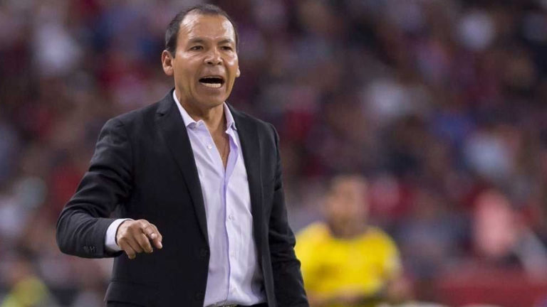 Necaxa cesa al Profe Cruz como director técnico