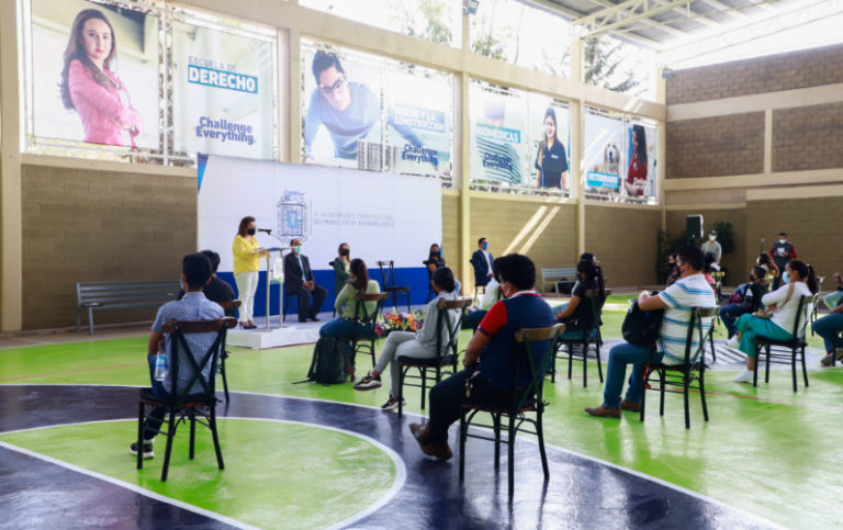 Alcaldesa de Aguascalientes entregó becas Yo decido seguir