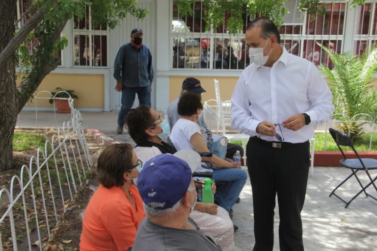 Supervisa gobernador de Aguascalientes vacunación a adultos mayores en Calvillo