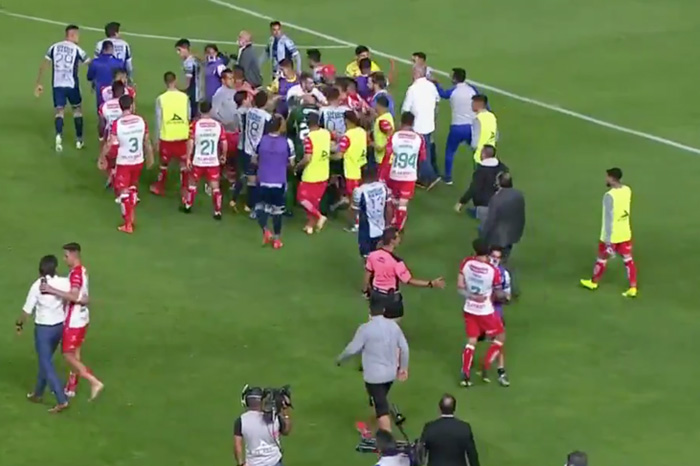 Partido entre Necaxa y Pachuca termina con tremenda bronca