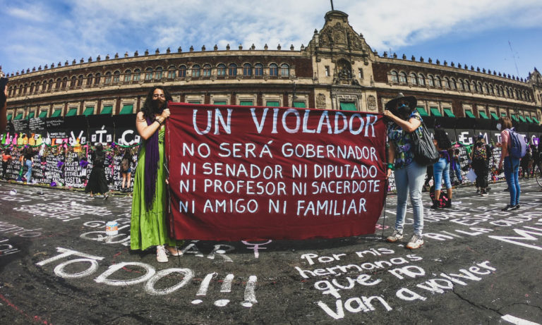 La valla de AMLO y un grito: “¡Un violador no será gobernador!”