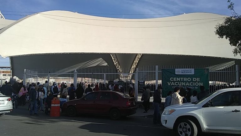 Se terminaron las vacunas contra COVID-19 en Megavelaria, cientos de personas se quedan sin dosis