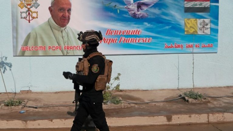 En medio de una pandemia, el papa Francisco viaja a un Irak, un país en el que la violencia no se detiene