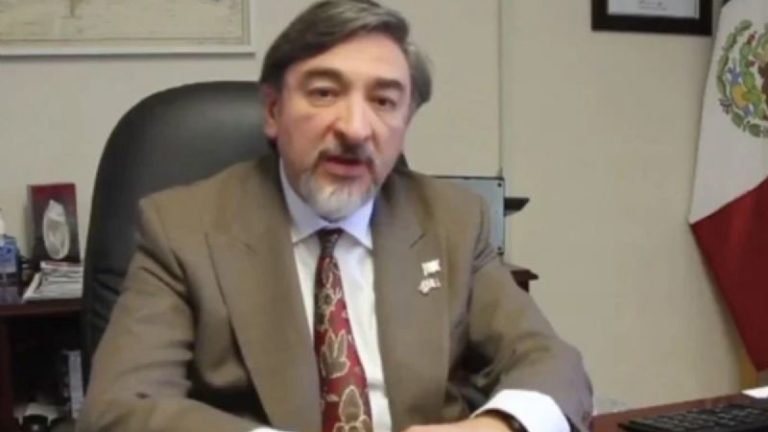 Cesan a cónsul mexicano en Canadá tras ser captado masturbándonse en su oficina