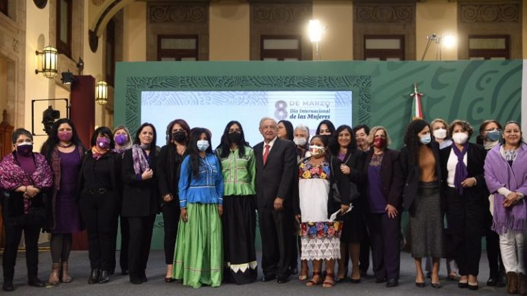 Te contamos cuando la mañanera se pintó de violeta: acuden funcionarias, hablan de políticas públicas y se toman la foto