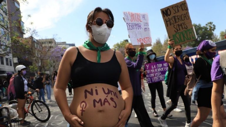 “Juntas somos fuego”, claman en la marcha 8M, a pie de murallas convertidas en memoriales
