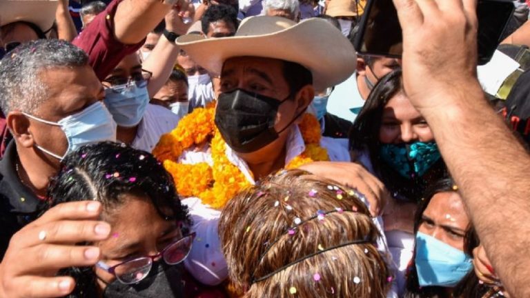 Salgado Macedonio presume su “autoridad moral” y pide a opositores que se vayan al PRI