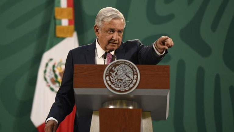 López Obrador amaga con quejas contra más jueces