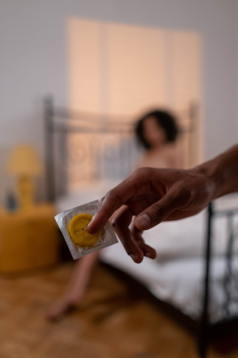 Quitarse el condón a escondidas en una relación es agresión sexual, determina tribunal