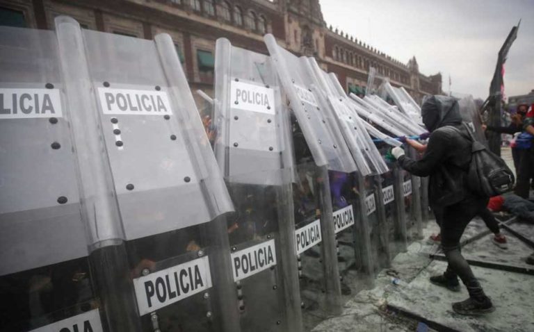“Muro de paz” evitó caer en la trampa de la violencia; policías resistieron estoicamente: AMLO