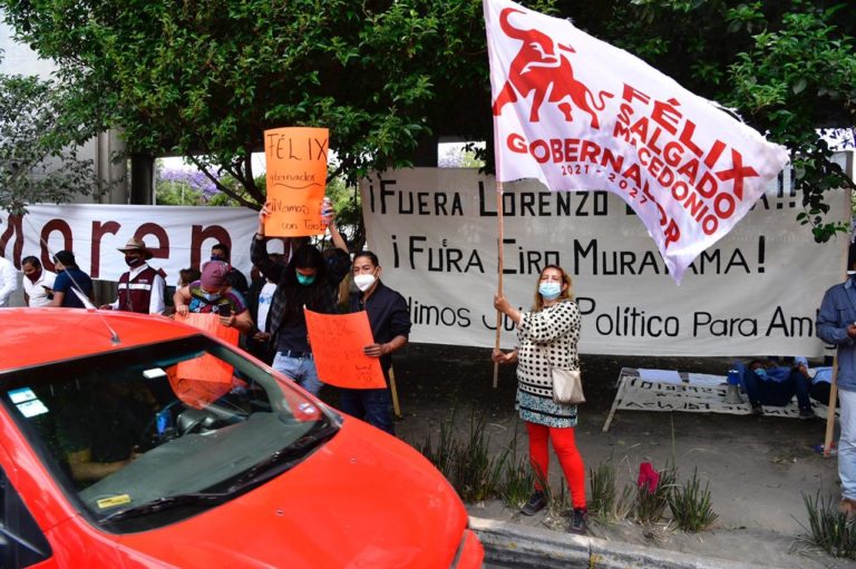 Por segundo día, bloquean accesos al INE en repudio a Córdova y apoyo a Salgado Macedonio