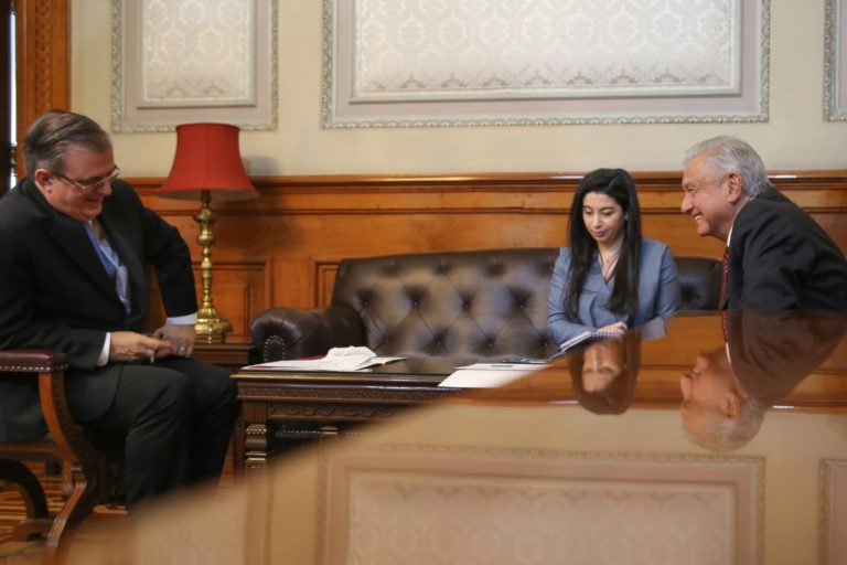 López Obrador conversa con Kamala Harris; ofrece colaborar en el combate al tráfico de personas