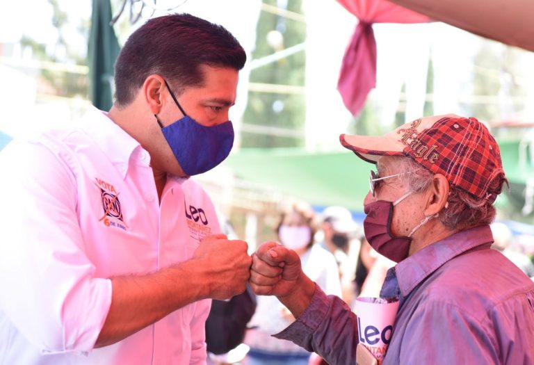 En Aguascalientes, Leonardo Montañez visitó a tianguistas de la colonia López Portillo