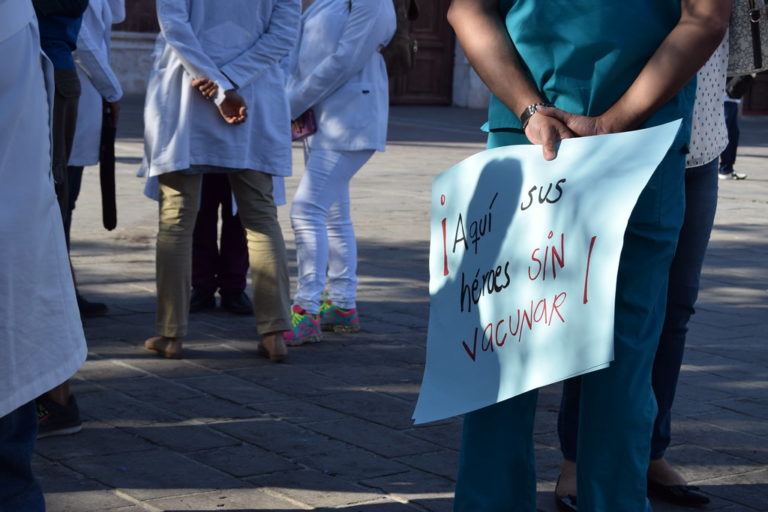 Médicos privados de Aguascalientes se manifiestan, exigen ser vacunados