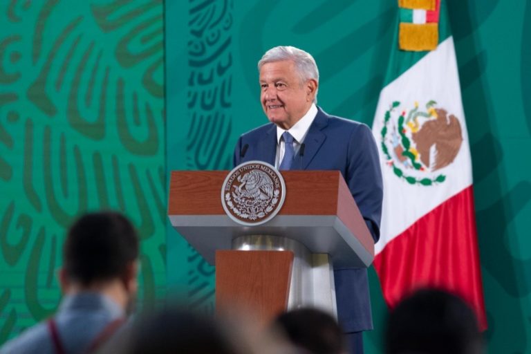 Para “dar el ejemplo” AMLO dice que se vacunará en 15 o 20 días