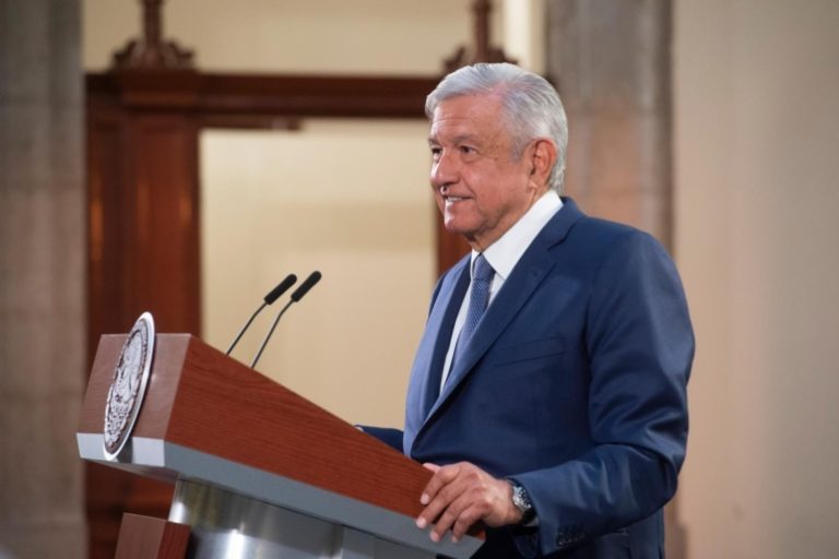 Desde el exterior advierten riesgos para México, AMLO dice que el país va bien