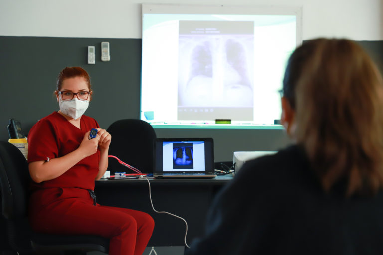 UAA ofrece terapia pulmonar para pacientes postcovid-19