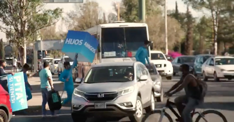 En cruceros de la capital de Aguascalientes se dan a conocer propuestas de Leonardo Montañez