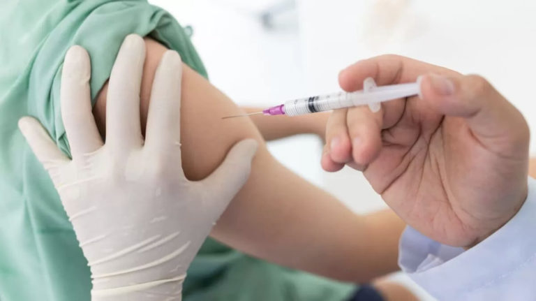 EU analiza la aplicación de una tercera dosis de refuerzo contra el covid-19