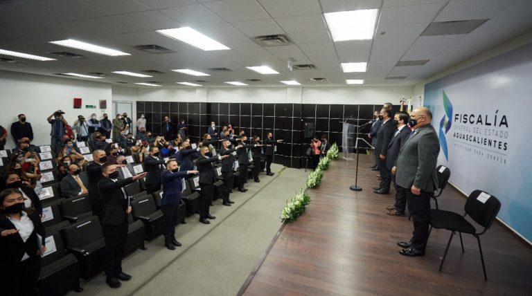 Gobernador asiste a la graduación de agentes investigadores de la Fiscalía